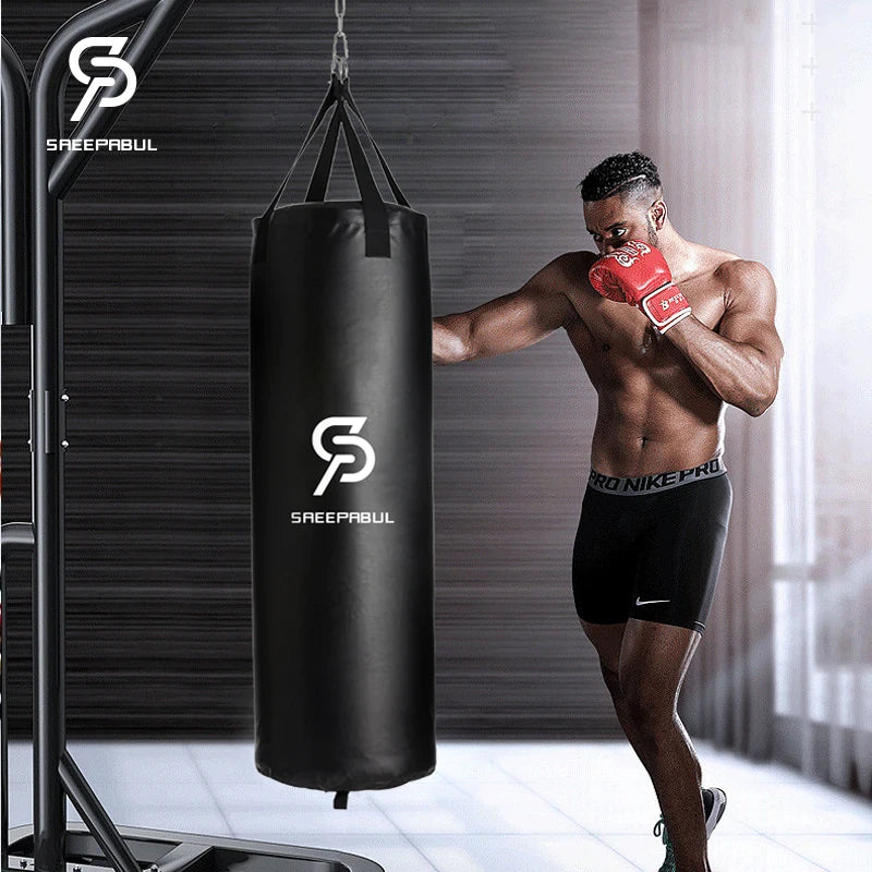 homme frappant sac de frappe suspendu boxe 