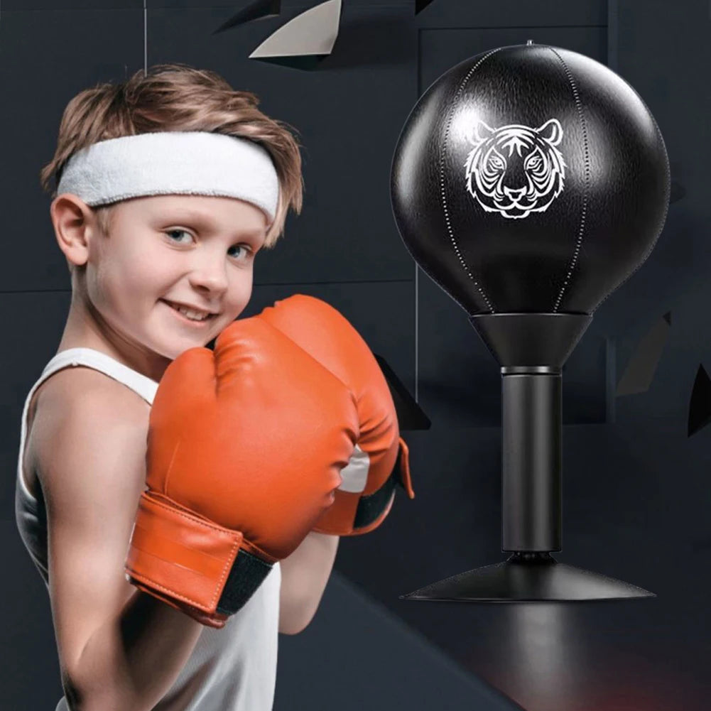 enfant devant punching ball de table