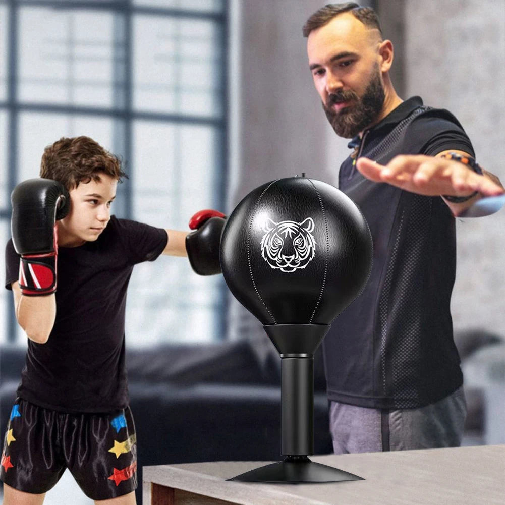 homme devant punching ball de table